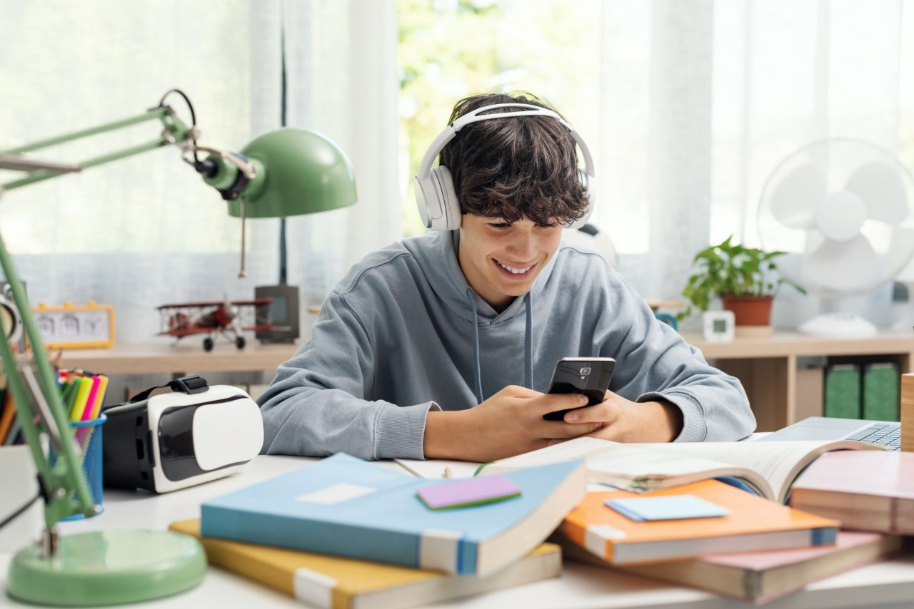 Teilnehmer absolviert die Folgebelehrung am Smartphone